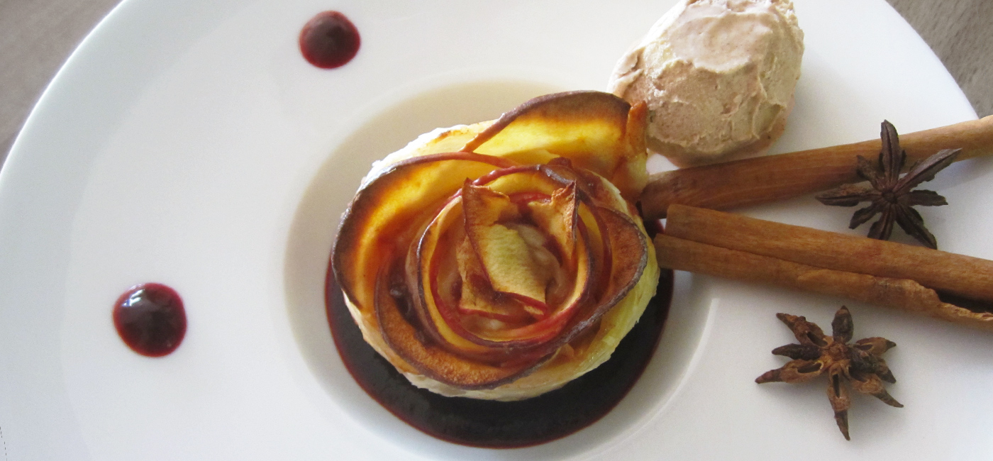 Apfelrosen-Dessert mit Zimt-Eis & Punsch Sauce