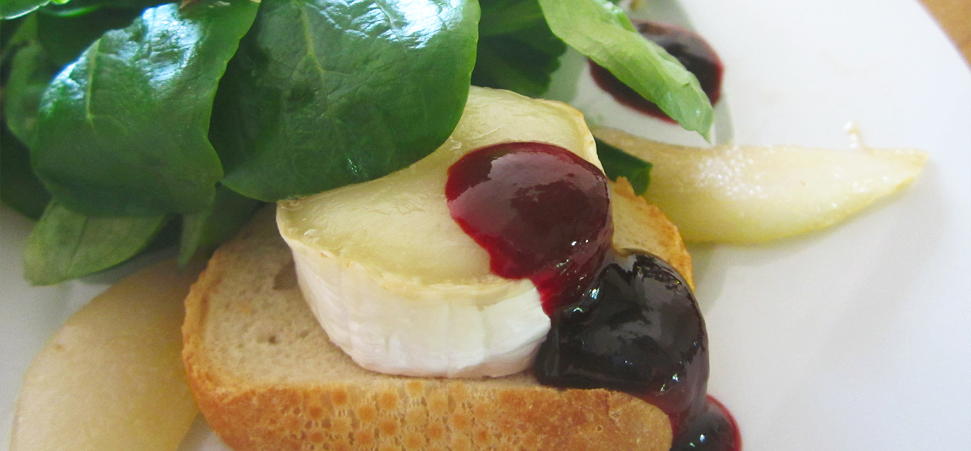 Feldsalat mit Birne, Ziegenkäse & Punsch Sauce