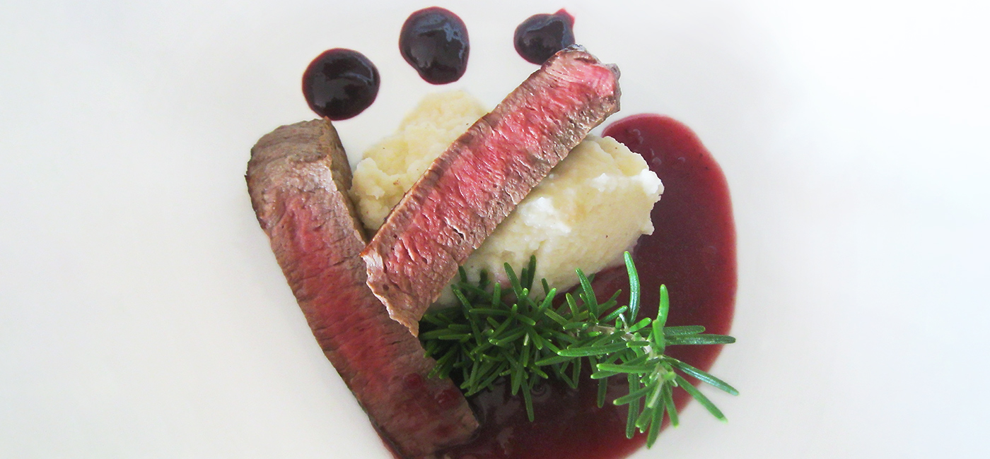 Rehrücken mit Sellerie-Püree & Cassis Sauce